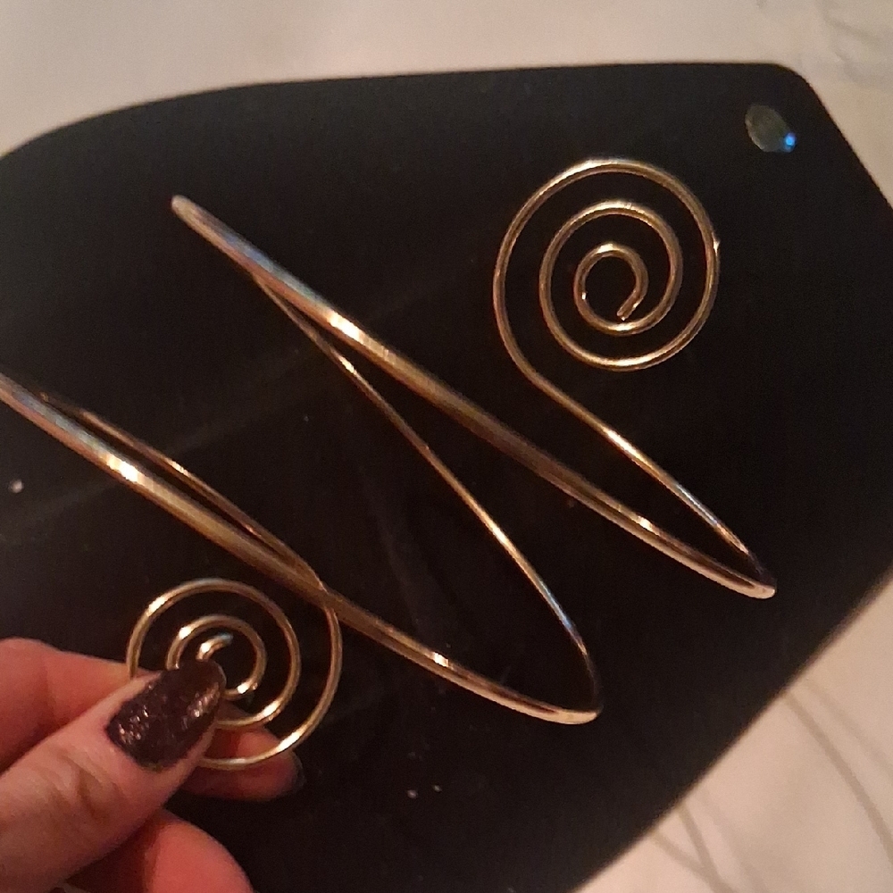 Gold Spiral Wire Bracelet - Picture 5 of 7